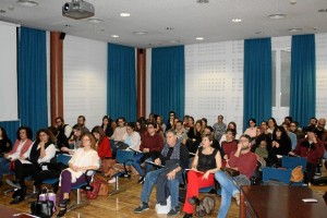 Gran asistencia de público al primero de los actos celebrados con motivo del Día Internacional de la Poesía. 