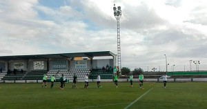 Los jugadores del Rota, durante el calentamiento previo al partido jugado en el Javier López. / Foto: @CDRota_Oficial.