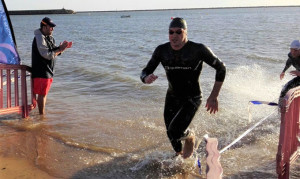 Rubén Gutiérrez saliendo del agua en una de pruebas en las que tomó parte en Mazagón.