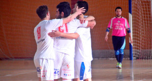 Los jugadores del Smurfit Kappa celebran el cuarto tanto del equipo.