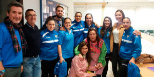 Un momento de una de las visitas de las jugadoras del Sporting a los colegios de Huelva.