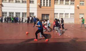 Un minipartidillo informal jugaron las sportinguistas con los alumnos y alumnas de los colegios.