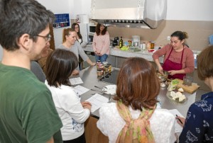 Un momento de la celebración del taller de hamburguesas vegetarianas.