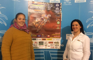 María del Carmen López concejal de Deportes, y Azucena Delgado, presidenta del Motoclub Valverdeño, en el acto de presentación de la prueba.