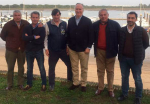 Un momento de la visita de Jesús Torro al Club Deportivo Náutico de Punta Umbría.