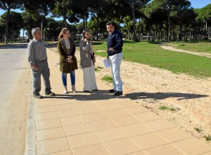 La subdelegada del Gobierno en Huelva, Asunción Grávalos, y la segunda teniente alcalde de Hinojos, Purificación Pérez, han visitado las obras que se llevan a cabo en el municipio con los fondos del Programa de Fomento de Empleo Agrario (PROFEA).