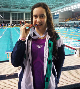 Alba Vázquez, con una de las medallas que obtuvo en el Campeonato.