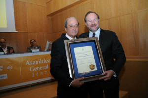 Antonio Ponce recibiendo la Distinción de Oro de la FOE.