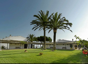 El Parador de Mazagón se encuentra en una ubicación inmejorable, rodeado de pinos y frente a playas vírgenes que dan al océano Atlántico.