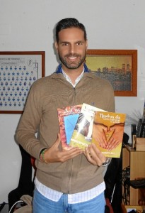 El escritor onubense Juan Bustamante, con sus tres publicaciones literarias.