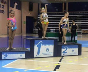 Lola Ojeda en los más alto del podio en el torneo en Algeciras.