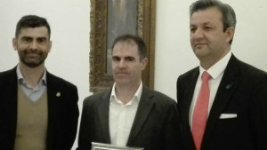 De izda a derecha: Juan Antonio Villegas, Ignacio Díaz Bot, ambos de la hermandad, y el historiador Manuel Díaz Domínguez.