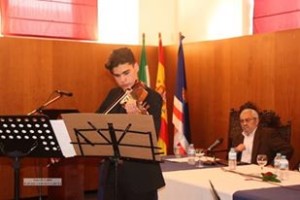 El joven toca tanto la flauta travesera como el violín.