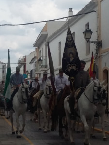 Un autobús lanzadera traslada a los vecinos hasta el recinto romero.