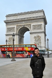 El onubense vivió durante 10 meses en París disfrutando de una beca Eramus. En la imagen, delante del Arco del Triunfo.