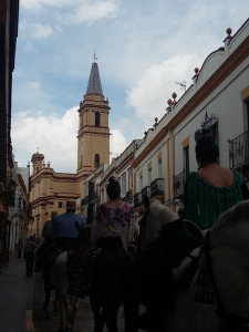 Asociaciones y hermandades colaboran en la ofrenda de alimentos.