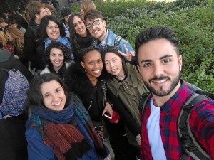 Daniel, con amigos españoles y franceses haciendo cola para entrar en Disneyland París.