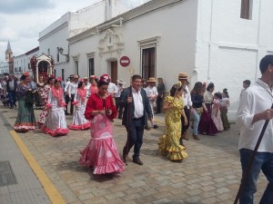 Comitiva de la Hdad, acalde de Trigueros y peregrinos en la salida de 2016.