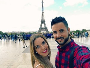 El onubense, con su mejor amiga Beatriz en Trocadero, frente a la Torre Eiffel.