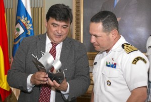 El alcalde de Huelva, Gabriel Cruz, recibe el comandante, el Capitán de Navío, Rafael Antonio Lagunes Arteaga.