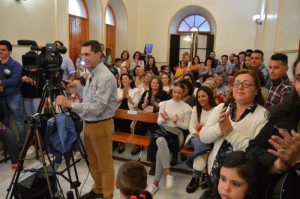 3.El salón de sesión del Ayuntamiento de San Juan del Puerto abarrotado de público.