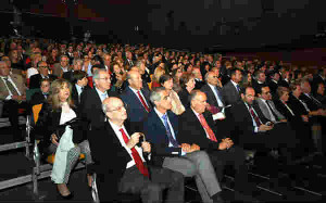 Más de trescientas cincuenta personas acudieron a la entrega del I Premio 'Confluencia' del Colegio de Economistas de Huelva.