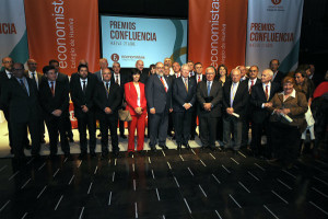 Foto de familia de los colegiados que recibieron medalla junto a José Luis García Palacios, Manuel Lagares y representantes del Colegio de Economistas de Hueva y España.