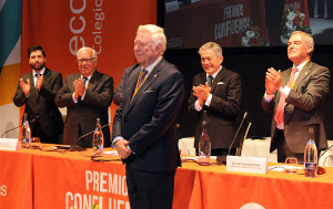 García Palacios recibe de Manuel Ángel Bracho el I Premio 'Confluencia' del Colegio de Economistas de Huelva.