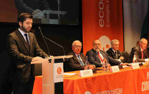 El secretario del Colegio de Economistas procedio a leer los acuerdos de imposición de medallas y el I Premio 'Confluencia' a José Luis García Palacios.