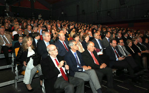 Más de trescientas cincuenta personas acudieron a la entrega del I Premio 'Confluencia' del Colegio de Economistas de Huelva.