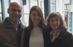 Marta Ruiz Sastre junto a sus padres.