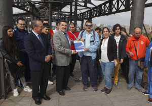 Colocando los pictogramas en el Muelle de Rio Tinto.