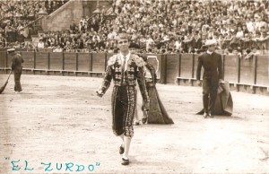 “El Zurdo”, corta orejas en Sevilla. 13 de mayo de 1962.