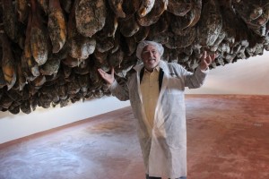 El presidente de la Academia Andaluza de Gatronomía, Fernando Huidoro, 'bajo' los jamones de Eiriz. /Foto:  Laura C.