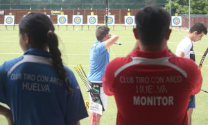 Álvaro Esteban, ausente en esta prueba, bajo la atenta mirada de su entrenador Agustín Rodríguez, durante la competición en 2016.