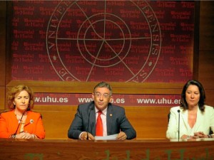 El rector de la Universidad de Huelva, Francisco Ruiz, ha presentado este lunes a los medios de comunicación el balance de la legislatura 2013-2017.