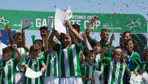 Componentes del alevín del Betis celebran su triunfo en la Gañafote Cup.