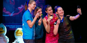 Carolina Marín, con el oro, en el podio junto a las otras medallistas del torneo. / Foto: Captura RTVE.