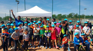 Alumnos de la escuela de tenis de Cartaya, protagonistas estos días en la localidad.