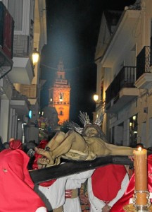 Con la torre de fondo.