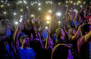 Jóvenes disfrutando del concierto en la UHU.