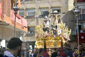 El paso de misterio salió a la hora prevista.