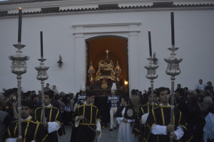 El Cristo Yacente salía a la plaza ante el silencio de los cofrades que allí aguardaban verlo