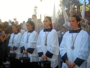 Muchos niños y jóvenes en el cortejo.