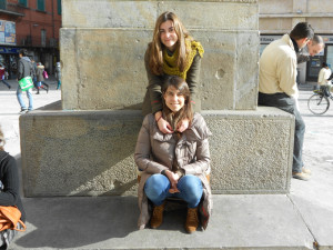 Marta junto a su Paloma, en Pisa.