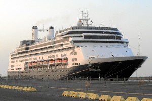 El buque de cruceros “Rotterdam”, en el Puerto de Huelva.