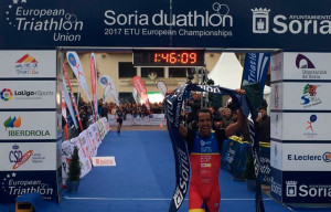 Emilio Martín, en el momento de entrar en la meta como ganador. / Foto: @triatlonnoticia.