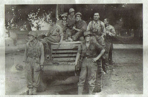 Dotación del Teruel. Sentado en el morro del vehículo, a la izquierda y con gorro, está el sargento Antonio Llordén (Col. Juan Mario Rey).