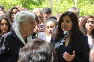 Anne Hidalgo y la hija del capita?n Raymond Dronne (Foto: Elin von Munthe).