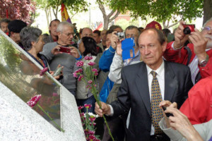 Jesús Copeiro dejando flores en el monumento de La Nueve, el 20-4-2017 (Foto: Elin von Munthe).